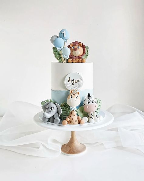 Kully | Pretty Little Cakes’s Instagram post: “Jungle safari cake in blue for a birthday celebration 🍃🌿 Beautiful name plaque embosser @bearcub.and.co #prettylittlecakes#safari…” Cake Animals Jungle, Blue Safari Cake, Safari Theme Cake 1st Birthdays, Safari Birthday Cake Boy, Safari Cake Birthday, Safari Cake Ideas, Safari Theme Birthday Cake, Safari Baby Cake, Birthday Cake Animals