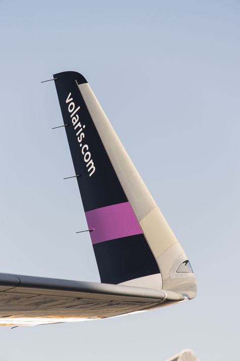 Sharklet izquierdo Volaris Airlines, Plane Photos, Airplane Wallpaper, Air Planes, Airbus A320, Airplane Travel, Aviation Photography, Airlines, Vision Board