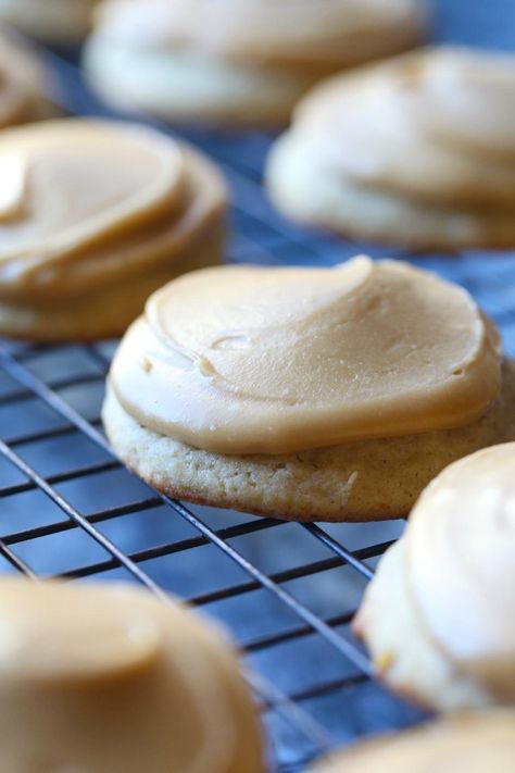 Banana Cookie Recipe, Easy Homemade Cookies, Cookies And Cups, Salted Caramel Frosting, Banana Bread Cookies, Salted Caramel Cookies, Potluck Ideas, Banana Dessert Recipes, Bread Cookies