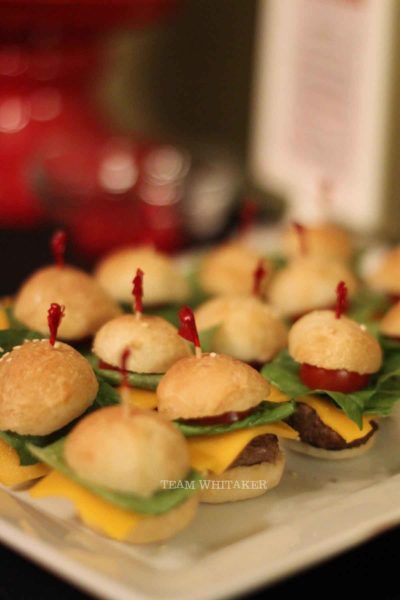 Card Party Food Ideas, Las Vegas Party Decorations Diy, Casino Food Ideas Appetizers, Casino Party Food Appetizers, Casino Food, Poker Night Food, Casino Theme Party Food, Inexpensive Party Favors, Casino Party Foods