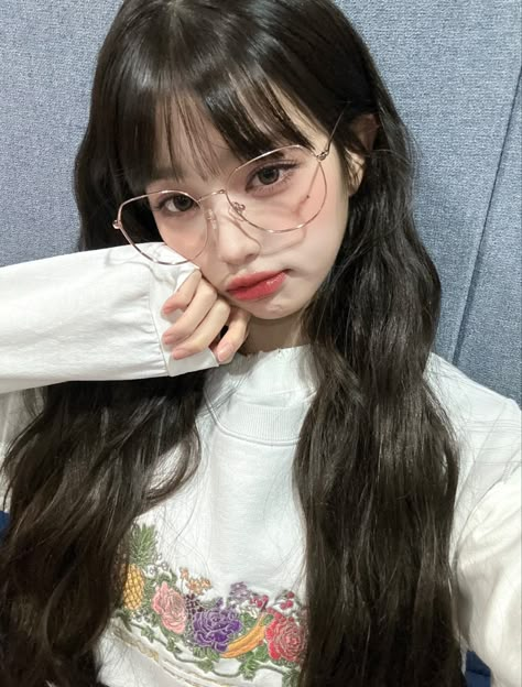 Wonyoung Pics, Bangs And Glasses, People With Glasses, Korean Makeup, Pink Floyd, Kpop Girl Groups, Role Models, South Korean Girls, Korean Girl