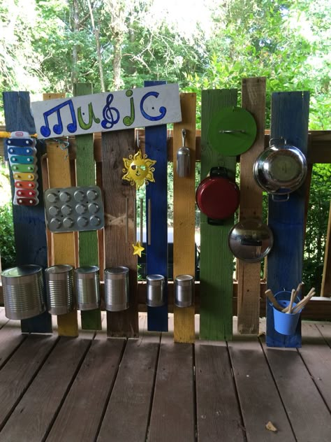 Music Garden Outdoor, Preschool Outdoor Area, Outdoor Music Area, Playing Ideas, Outdoor Playscapes, Kid Friendly Backyard, Diy Kids Playground, Pallet Kids, Carillons Diy