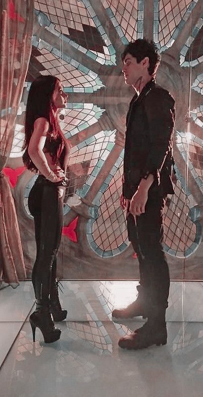 Shadow Hunters Outfit, Isabel Lightwood Outfit, Isabelle Lightwood Outfit, Shadow Hunters Movie, Alec And Izzy, Shadow Hunters Isabelle Outfits, Shadowhunters Aesthetic Isabelle, Mortal Instruments Funny, Izzy Lightwood