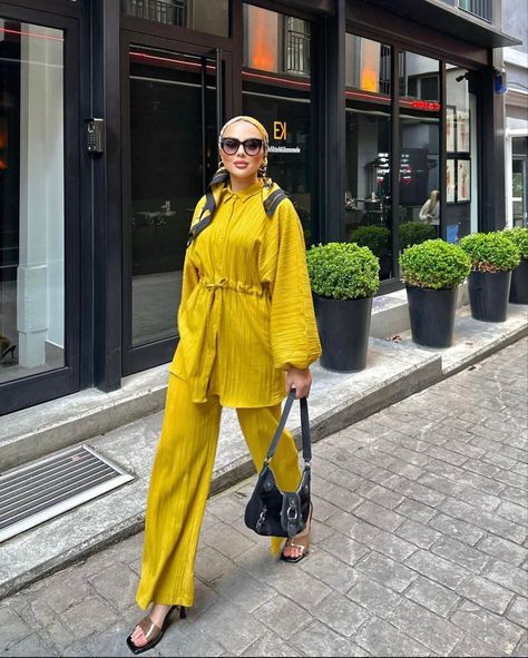 Turban Hijab Outfit, Abaya Style Dubai, Yellow Hijab, Summer Hijab Outfits, Hijabi Summer, Summer Modest Outfits, Hijab Outfit Summer, Outfits Guide, Modest Winter Outfits