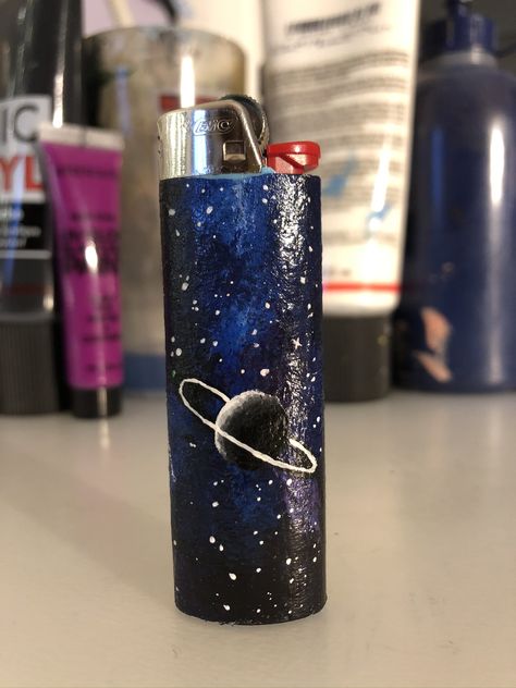 Lighter Art Ideas, Hand Painted Lighters, Drawings On Lighters, Painting On Lighter, Painted Lighters Aesthetic, Diy Lighter Painting, Painted Lighter Aesthetic, Lighter Painting, Painted Lighters