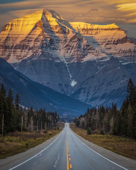 🇨🇦 Mt Robson Sunset (BC, Canada) by Robert Downie 🌅cr. Rocky Mountains Canada, Mount Robson, My Miracle, Sunrise City, Sunrise Mountain, Sunrise Pictures, Beautiful Roads, Smoky Mountain National Park, Sunrise Beach