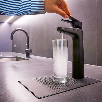 Kitchen Water Tap, Built In Water Dispenser, Water Dispenser Ideas Kitchens, Kitchen Water Dispenser, Water Tap Design, Boiling Tap, Drinking Water Faucet, Cool Kitchen Appliances, Luxury Room Design