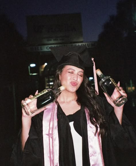 Unique College Graduation Pictures Fun, Aesthetic Graduation Photos, Grad Pic Creative Shot Ideas, Creative Shot For Graduation, Unique Graduation Pictures, College Grad Pictures, Grad Picture Ideas, Vintage Graduation, Creative Shots