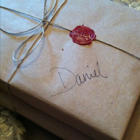 Old fashioned wrapped gift with shipping paper, hemp string and Swedish "merry christmas" wax seal Wrapping Gifts With Wax Seal, Wrapping With Wax Seal, Gift Wrap Wax Seal, Wax Seal Christmas Wrapping, Brown Paper Wrapping Wax Seal, Brown Paper Package, Christmas Wrapping Diy, Brown Paper Wrapping, Brown Paper Packages