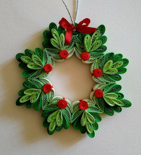 Quilling On Wood, Quilled Cards Ideas, Quilling Christmas Patterns, Quilling Christmas Wreath, Christmas Quilling Ideas Greeting Card, Paper Quilling Ornaments, Christmas Card Quilling, Christmas Paper Quilling, Christmas Quilling Cards