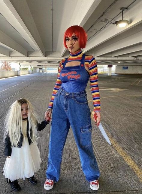 Disfraces para hacer match con tu bebé | Es la Moda Matching Outfits Halloween, Diy Chucky Costume, Chucky Doll Costume, Chucky Halloween Costume, Family Themed Halloween Costumes, Mom Halloween Costumes, Chucky Costume, Chucky Halloween, Horror Halloween Costumes