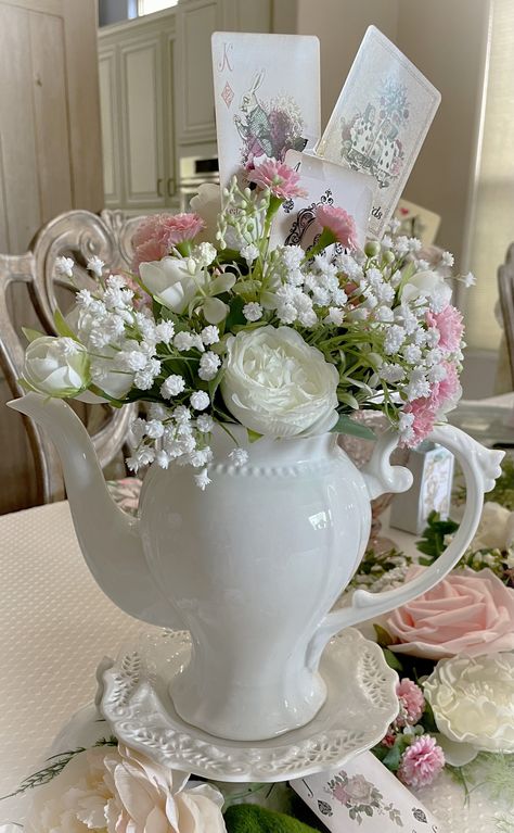 Tea Party Quince, Teapot Decorating Ideas, Tea Pot Flower Arrangements, Tea Party Quinceanera Theme, Tea Pot Centerpieces Table Decorations, Coquette Centerpieces, Tea Party Baby Shower Ideas Pink, Teapot Floral Arrangements, Teapot Flower Arrangements