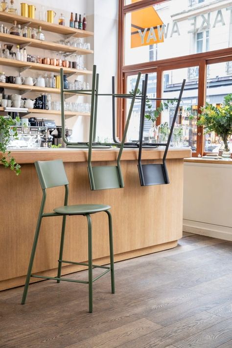 La chaise de bar SSD, la nouvelle assise haute par TIPTOE Chaise Haute Bar, Art Studio Room, Studio Room, High Table, Bar Top, Chaise Bar, Bar Chairs, Industrial Style, Breakfast Bar