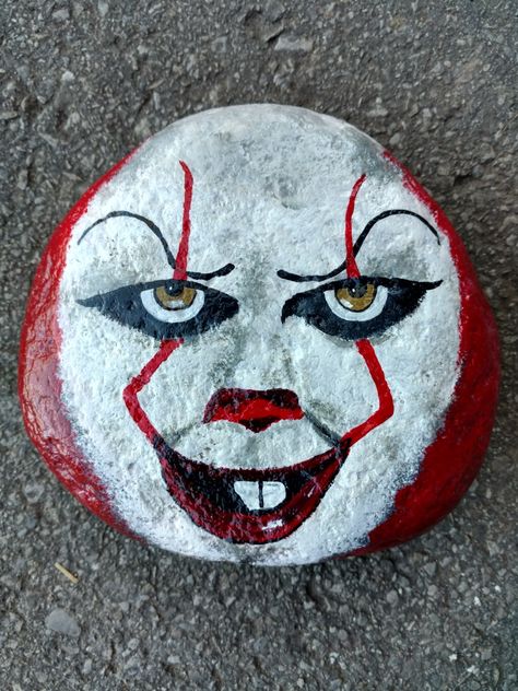 Clown rock painting Scary Halloween Rock Painting Ideas, Eyeball Painted Rocks, Scary Rock Painting, Horror Rock Painting, Halloween Rock Painting Ideas Easy, Rock Painting Ideas Halloween, Halloween Rock Art, Rock Painting Halloween, Halloween Rock Painting Ideas