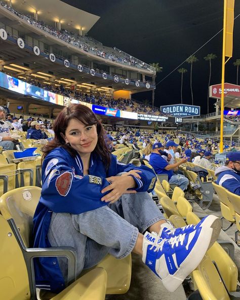 Stadium Pics, Basketball Game Outfit, Basketball Girlfriend, Thug Girl, Chelsea Girls, Baseball Pictures, Baseball Outfit, Insta Pictures, Baseball Game