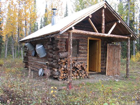 Key Difference - Cabin vs Cottage Old Log Cabin, Mini Chalet, Little Cabin In The Woods, Small Log Cabin, Cabin Tiny House, Log Cabin Kits, Hunting Cabin, Cabin Kits, Tiny Cabins