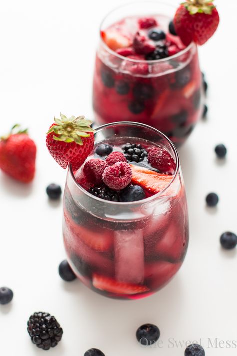 Summer Berry Moscato Sangria Mango Slush, Moscato Sangria, White Sangria Recipe, Blueberry Vodka, Berry Sangria, Cafe Delites, Sangria Recipes, Summer Berries, Moscato