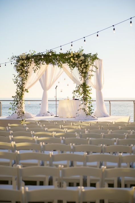 Chupa Jewish Wedding, Outdoor Chuppah Ideas, Wedding Huppa Flowers, Jewish Beach Wedding, Jewish Wedding Huppa, White Chuppah Wedding, Jewish Wedding Chuppah Flowers, Pergola Ideas Wedding, Minimalist Chuppah