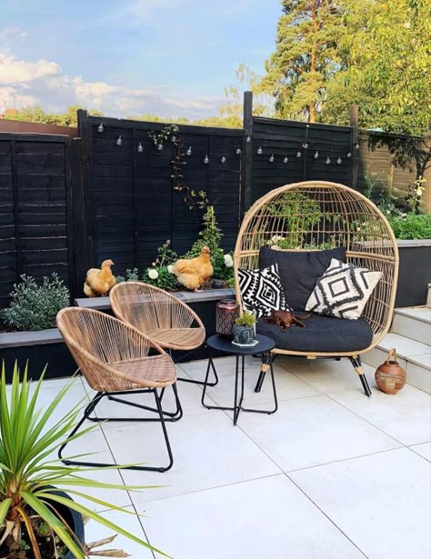 Egg Chair Decoration Ideas Patio, Pool Area Decorating Ideas, Inspiring Room Decor, Apartment Patio Furniture, Garden Chair Cushions, Balcony Chairs, Boho Patio, Patio Fence, Beautiful Outdoor Spaces