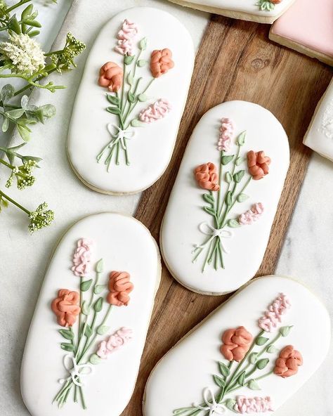 flower cookies • Instagram Garden Party Decorated Cookies, Wildflower Cookies Decorated, Floral Decorated Cookies, Wildflower Sugar Cookies, Prom Cookies, Wildflower Cookies, Fondant Biscuits, Bridal Shower Elegant, Cactus Cookies