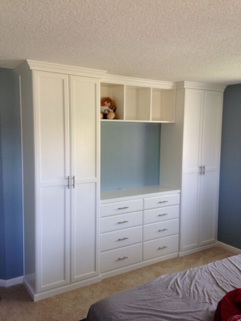 Closet and TV Cabinet for the Bedroom. Cute! Built In Cupboards Bedroom, Fitted Wardrobes Bedroom, Bedroom Wardrobe Ideas, Bedroom Wall Units, Bedroom Built Ins, Clothes Cabinet, Bedroom Cupboards, Built In Cupboards, Bedroom Cupboard Designs