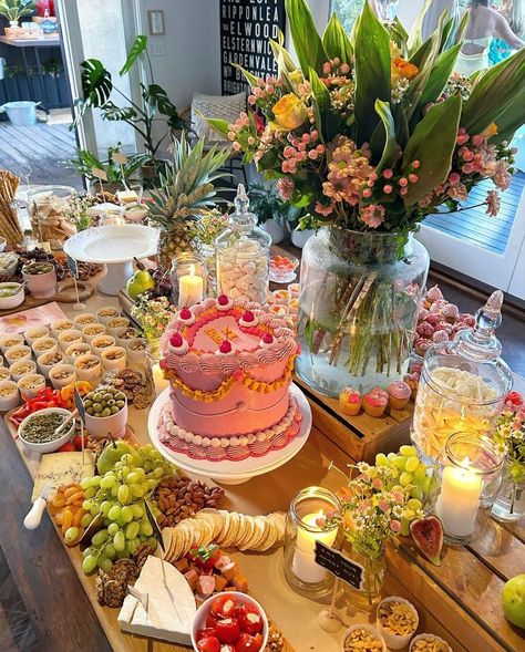 Birthday Lunch, Birthday Dinner Party, Spring Brunch, Garden Party Birthday, Party Aesthetic, Summer Garden Party, Garden Birthday, Birthday Brunch, 22nd Birthday