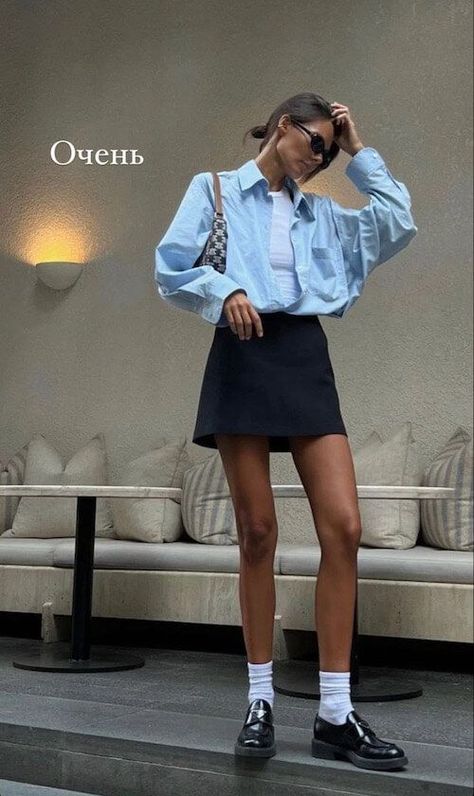 Blue Button Up Outfits Women, Button Up Shirt Skirt Outfit, Blue Top Black Skirt, Outfit Ideas With Boots, Girls Fit, Short Black Skirt, Blue Button Up Shirt, Miniskirt Outfits, Outfits Spring