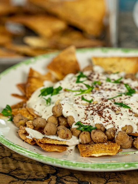 Easy Lebanese Fatteh with Chickpeas Lebanese Chickpea Recipes, Lebanese Fatteh, Fatteh Lebanese, Lebanese Recipes Authentic, Lebanese Food, Middle Eastern Dishes, Chickpea Recipes, Pita Chips, Lebanese Recipes