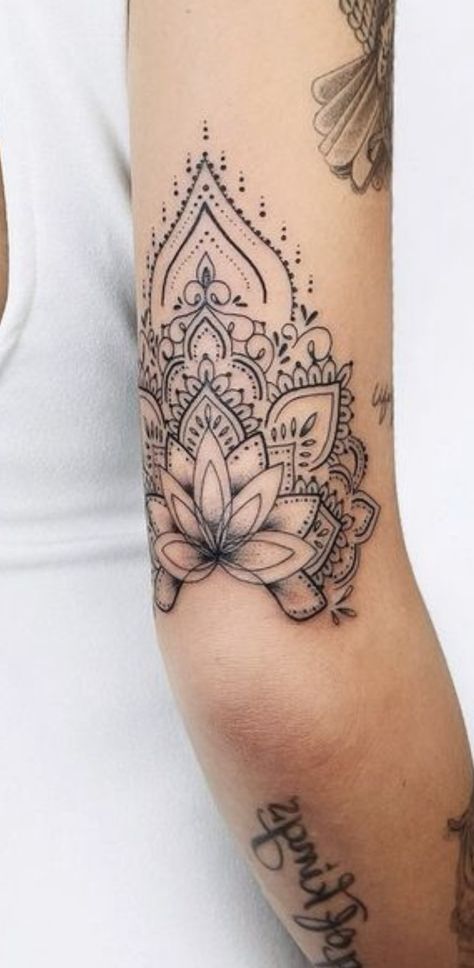 Male Wrist Tattoos, Feminine Wrist Tattoos, Hippie Tattoo Ideas, Forearm Mandala Tattoo, Mandala Arm Tattoos, Tattoos Feminine, Mandala Tattoos For Women, Tattoos Male, Cuff Tattoo