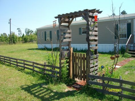 Wood Pallet Gate Wood Pallet Gate, Pallet Hacks, Pallet Trellis, Repurposed Fence, Pallet Gate, Pallet Building, Pallet Home Decor, Pallets Diy, Pallet Fence