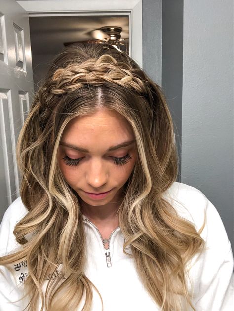 Braided headband hairstyle Braided Headband Hairstyle Wedding, Braided Hair Headband, Braid Headband With Curls, Braided Hairband Hairstyles, Mom Hairdo, Braided Headband Hairstyles, Head Band Braid, Headband Braid Hairstyles, Braid Headband Hairstyle