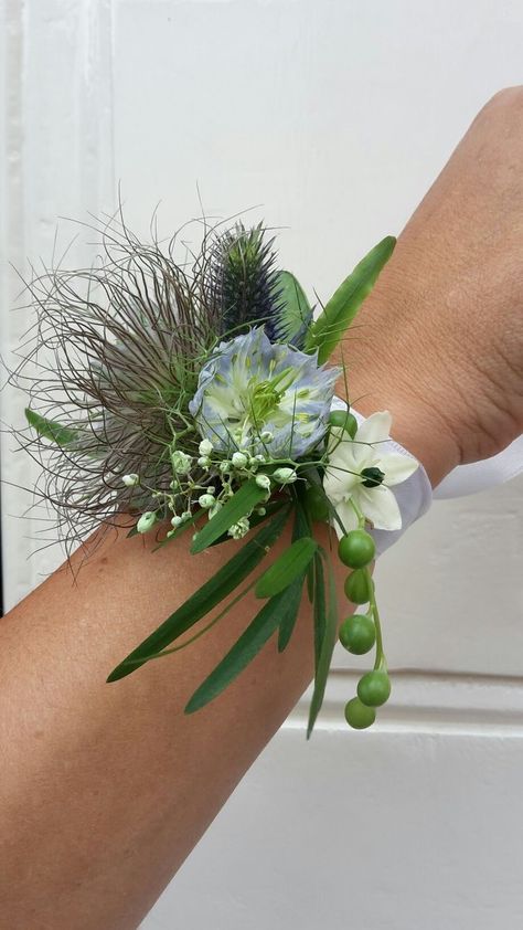 Diy Flower Crown Tutorial, Flower Crown Tutorial, Wearable Flowers, Prom Flowers Corsage, Bohemian Garden Wedding, Prom Corsage And Boutonniere, Diy Flower Crown, Corsage And Boutonniere, Flower School