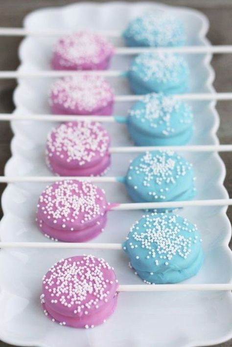 Oreo Cookie Pops, Baby Shower Treats, Spring Cookies, Oreo Pops, Cookie Pops, Baby Shower Inspiration, Homemade Valentines, Shower Food, Baby Gender Reveal