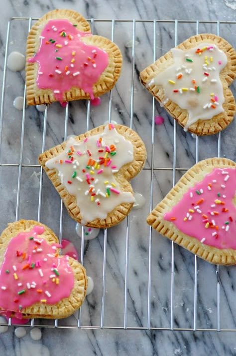 Pop Tart Recipe, Homemade Pop Tarts, Strawberry Pop, Poptart Recipe, Heart Shaped Food, Valentines Snacks, Valentines Baking, Pop Tart, Valentine Desserts