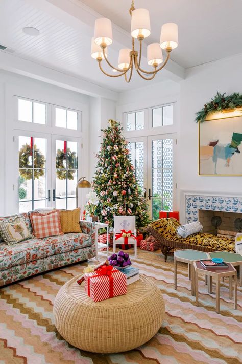 Southern Christmas Trees, Southern Living Christmas Tree, Southern Christmas Tree, Southern Christmas Decor, Mantel Christmas, Christmas Fireplace Mantels, Southern Living Christmas, Living Room Christmas, Mrs Jones