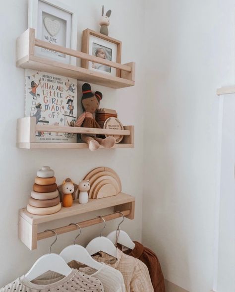 Small Nursery Decor Ideas, Nursery Shelves Decor, Girl Nursery Shelves, Nursery Shelving Ideas, Baby Room Shelf, Nursery Shelf Styling, Nursery Wall Shelves, Open Shelf Decor, Wood Nursery Decor