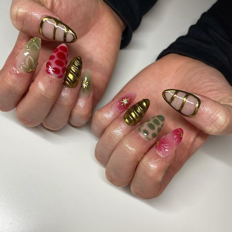 Green red and gold freestyle set. How cute are the lil 3d flowers 😘 . . . . . . . #bristolnails #bristolnailart #bristolgelx #nailart #3dnailart #chromenails #3dflowernails #nailinspo #greenandrednails #magpiebeauty Green And Red Nail Designs, Red And Green Nails Acrylic, Red Flower Nail Designs, Green Red Nails, Red Green Nails, Green And Red Nails, Red And Green Nails, Green Acrylic Nails, 3d Flower Nails