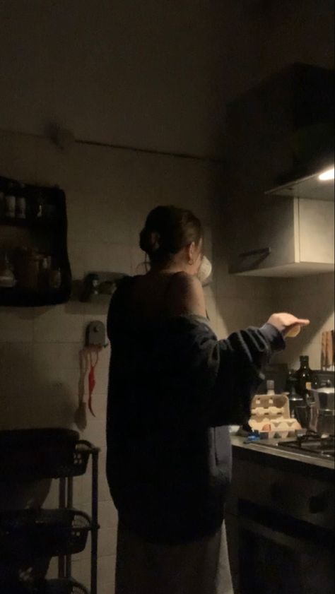 Cooking At Night Aesthetic, Kitchen Night Aesthetic, Late Night Cooking, Apartment Wallpaper, Night Kitchen, Fake Photos, Dancing In The Kitchen, Snap Story, Kitchen Candles