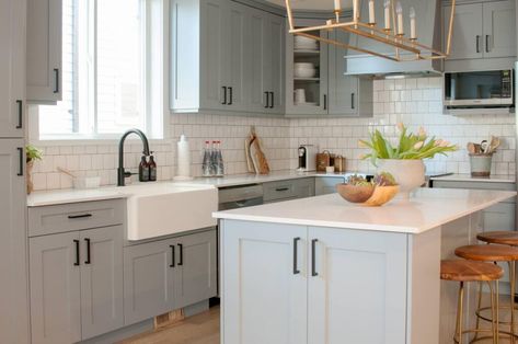 Grey And White Kitchen Cabinets, Shaker Cabinets Kitchen, Light Grey Kitchen Cabinets, Gray Kitchen Cabinets, Modern Grey Kitchen, Light Grey Kitchens, Beautiful Kitchen Cabinets, Gray And White Kitchen, Shaker Kitchen Cabinets