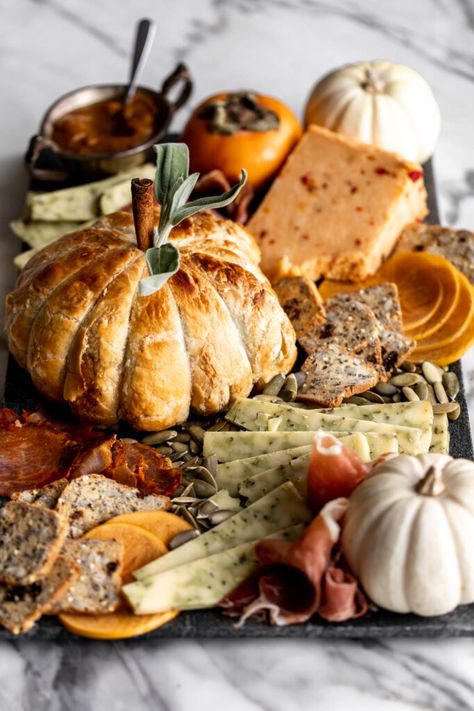 Friendsgiving Baked Brie, Fall Cheeseboard Ideas, Pumpkin Cheese Board Ideas, Pumpkin Carving Party Aesthetic, Aesthetic Fall Dinner Party, Nut Board Ideas, Fall Inspired Party Food, Cute Fall Party Foods, Pumpkin Charcuterie Board Ideas