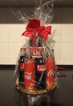 Coke Bouquets, Coca Cola Gift Ideas, Tombola Ideas, Coca Cola Gifts, Quick Christmas Gifts, Gift Box Cakes, Diy Gifts To Sell, Liquor Gifts, Candy Bouquet Diy