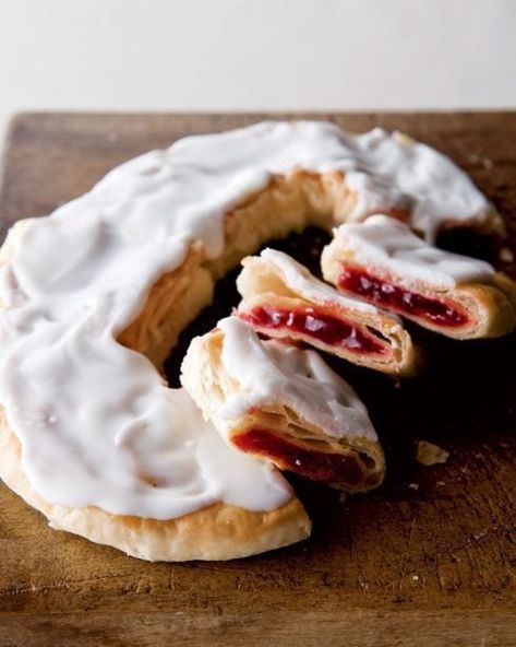 Raspberry Kringle Recipe, Raspberry Kringle, Kringle Recipe, Best Christmas Desserts, Christmas Food Desserts, Dinner Appetizers, Recipe Roundup, Breakfast Bake, Dessert Drinks