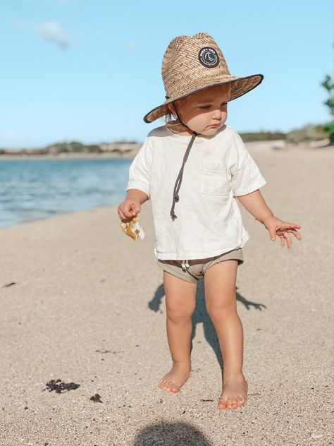 #toddler #oahu #oahuhawaii #toddlerlife #toddleractivity #toddlerfashion #aesthetic #sunhat #binkybro #surferboy #skaterboy #tiktok #kidsfashion #beach #shorts #sand #hawaiian Toddler Boy Beach Outfit, Toddler Beach Outfit, Kids Beach Outfit, Beachy Outfits Aesthetic, Surfer Outfit, Beach Picture Outfits, Surf Birthday, Toddler Boy Summer, Oahu Photographers