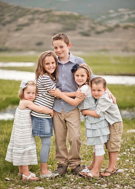 Noah in center, Seth and jake on right & left (one arm, not hugging...) then josh and Ellie on right & left (???) Cousin Pictures, Country Pictures, Cousin Photo, Sibling Pictures, Large Family Photos, Pictures Outfits, Perfect Pictures, Sibling Poses, Children Photography Poses