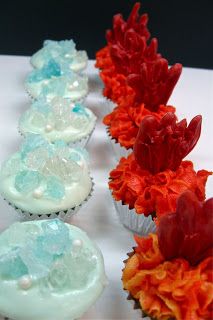 Fire and Ice...Game of Thrones themed cupcakes!!! Game Of Thrones Food, Dessin Game Of Thrones, Game Of Thrones Birthday, Game Of Thrones Cake, Ice Games, Ice Party, Game Of Thrones Theme, Medieval Recipes, Game Of Thrones Party