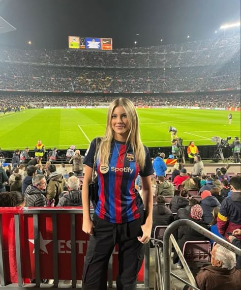 Barcelona Game Outfit, Wags Football Girlfriends Outfits, Soccer Girlfriend Outfits, Barcelona Jersey Outfit Women, Barcelona Shirt Outfits, Pablo Gavi Jersey, Gavi Girlfriend, Barcelona Jersey Outfit, Soccer Game Outfit Women