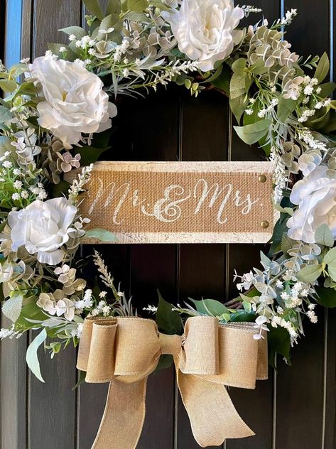 Wedding Wreaths For Door, White Rose And Greenery Wedding, Wedding Wreath Ideas, Wedding Door Decorations, Wedding Door Wreaths, Wedding Reception At Home, Wedding Day Decor, Wedding Doors, Holiday Wreaths Diy