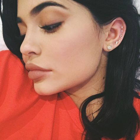 Kylie Jenner Ear Piercings, Piercings And Tattoos, Moda Kylie Jenner, Kylie Jenner Piercings, Initial Earrings Studs, Cool Ear Piercings, Multiple Ear Piercings, Cute Ear Piercings, Gray Earrings