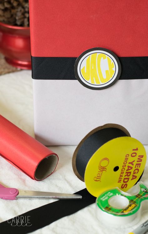 DIY Pokemon Gift Wrap Pokemon Wrapping Ideas, Pokemon Gift Wrapping Ideas, Pokemon Wrapping Paper, Pokemon Gift Ideas, Make Your Own Pokemon, Fancy Wrapping, Diy Pokemon, Pokemon Themed Party, Pokémon Birthday