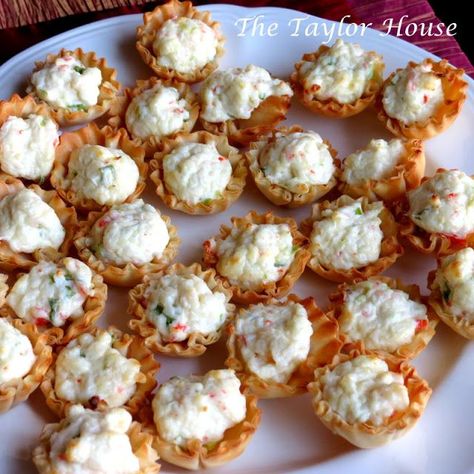 These Crab and Cream Cheese Bites are the perfect appetizer for your tailgaiting parties, New Years Eve bash or any get together! They're so good and super easy to make! Crab And Cream Cheese, Cream Cheese Bites, Crab Appetizer, Crab Recipes, Cheese Bites, Finger Food Appetizers, Snacks Für Party, Party Food Appetizers, Best Appetizers